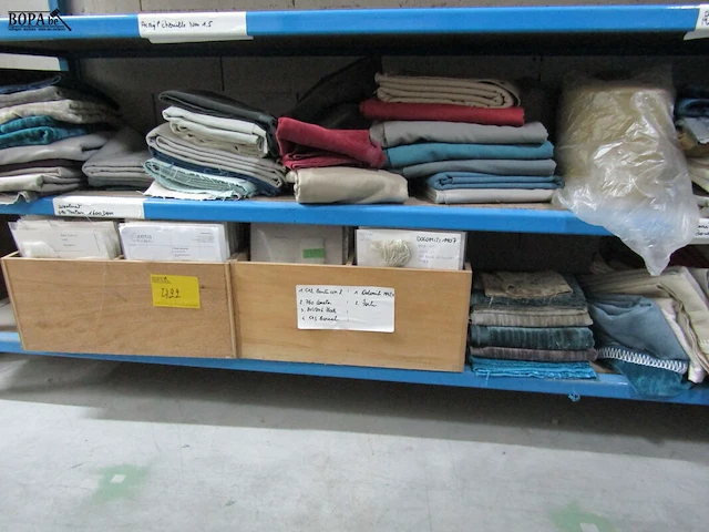 Lot 422 - reststoffen, garen en houten bakken - afbeelding 1 van  7