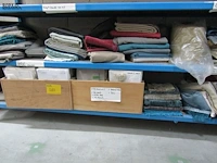 Lot 422 - reststoffen, garen en houten bakken - afbeelding 1 van  7