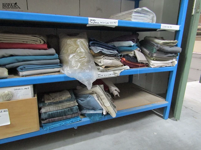 Lot 422 - reststoffen, garen en houten bakken - afbeelding 2 van  7