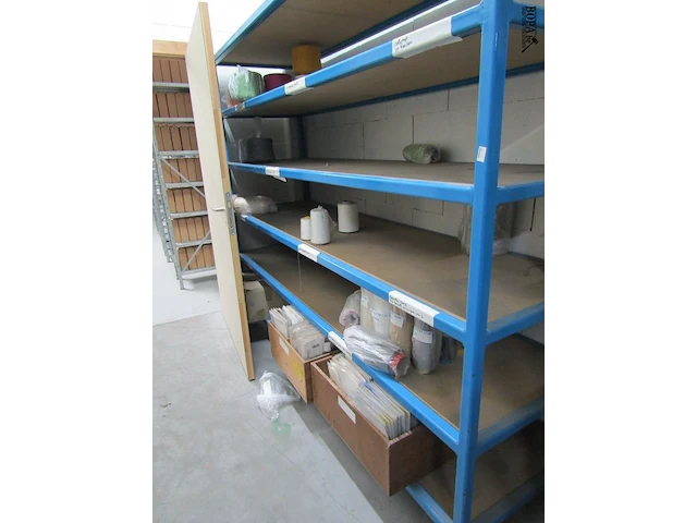 Lot 422 - reststoffen, garen en houten bakken - afbeelding 4 van  7
