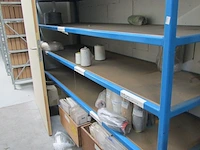 Lot 422 - reststoffen, garen en houten bakken - afbeelding 4 van  7