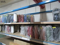 Lot 422 - reststoffen, garen en houten bakken - afbeelding 7 van  7