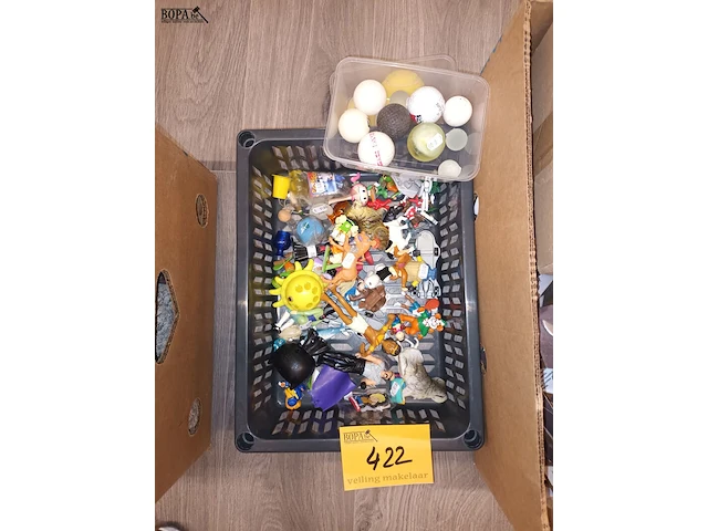 Lot 422 - speelgoed figuurtjes en ballen - afbeelding 1 van  3