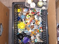 Lot 422 - speelgoed figuurtjes en ballen - afbeelding 1 van  3