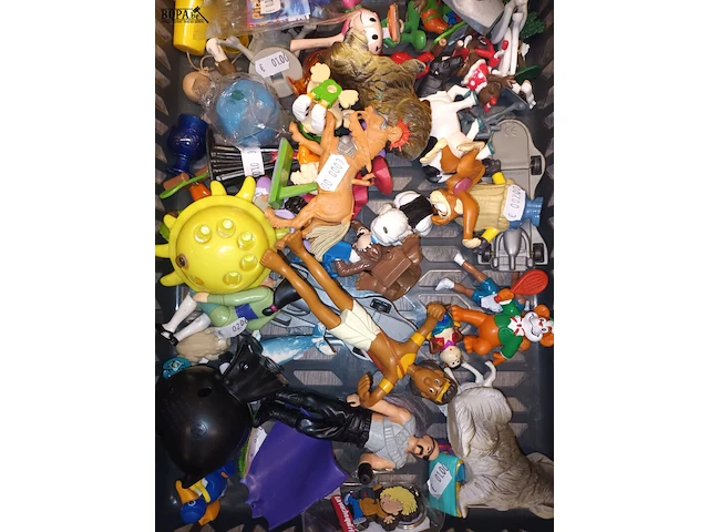 Lot 422 - speelgoed figuurtjes en ballen - afbeelding 2 van  3