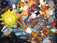 Lot 422 - speelgoed figuurtjes en ballen - afbeelding 2 van  3