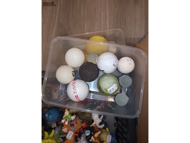 Lot 422 - speelgoed figuurtjes en ballen - afbeelding 3 van  3