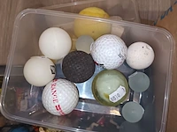Lot 422 - speelgoed figuurtjes en ballen - afbeelding 3 van  3