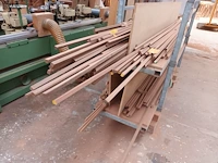 Lot 423 - lot houten hoeklatten en mouluren - afbeelding 2 van  3