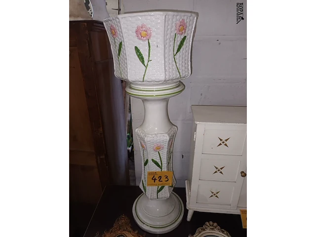 Lot 423 - sokkel met bloempot - afbeelding 1 van  4