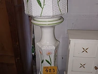 Lot 423 - sokkel met bloempot - afbeelding 1 van  4