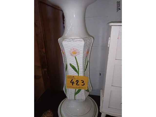 Lot 423 - sokkel met bloempot - afbeelding 2 van  4