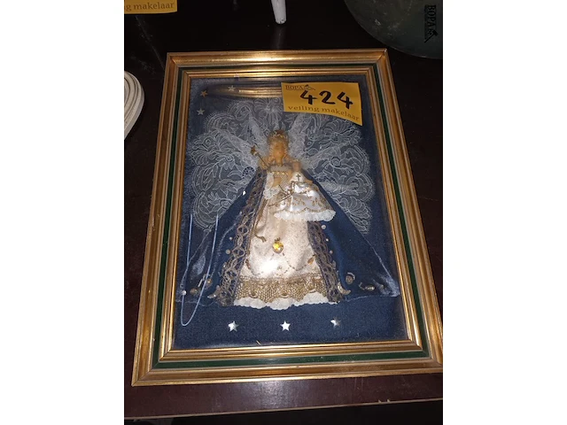 Lot 424 - kader met mariapop - afbeelding 1 van  3