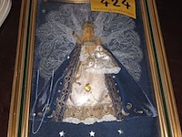 Lot 424 - kader met mariapop - afbeelding 1 van  3