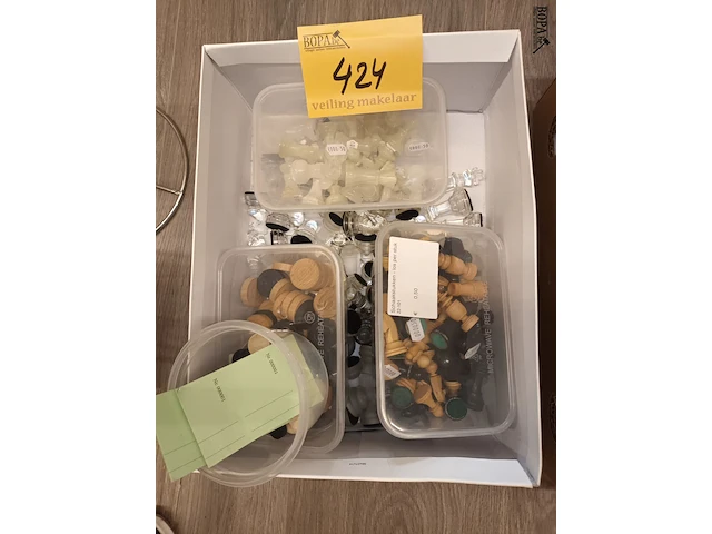 Lot 424 - schaak- en damstukken - afbeelding 1 van  3