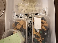 Lot 424 - schaak- en damstukken - afbeelding 1 van  3