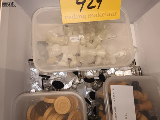 Lot 424 - schaak- en damstukken - afbeelding 2 van  3