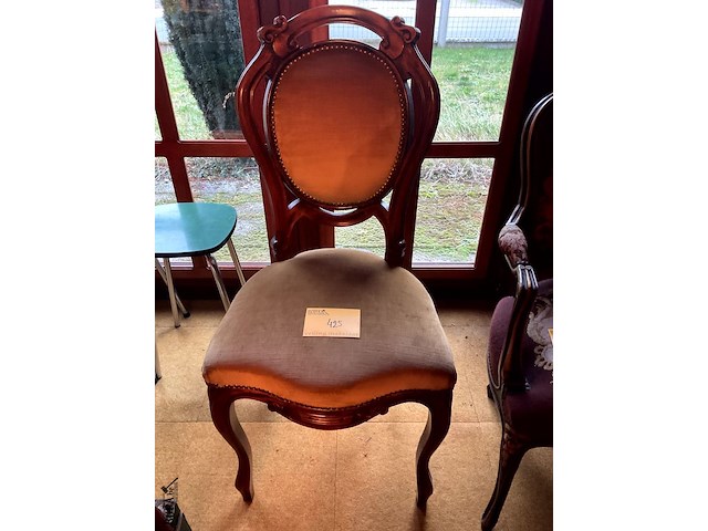 Lot 425 - stoel met fluweel bekleed - afbeelding 1 van  7