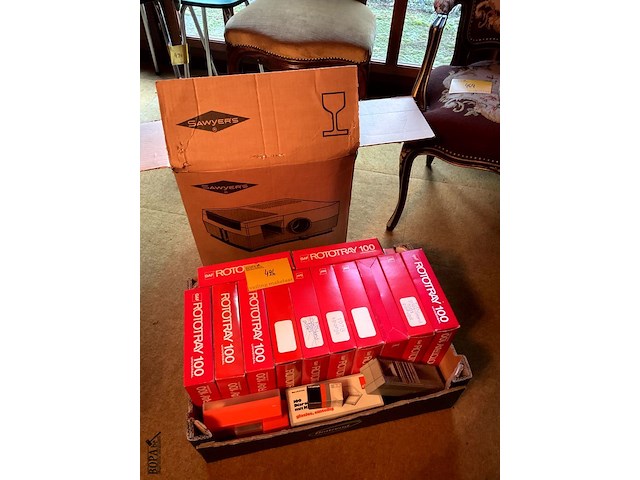 Lot 426 - projector voor dia met diabeelden - afbeelding 1 van  6