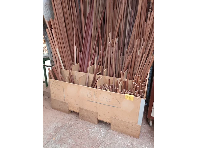 Lot 427 - lot houten hoeklatten en mouluren - afbeelding 1 van  5
