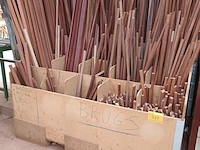 Lot 427 - lot houten hoeklatten en mouluren - afbeelding 1 van  5