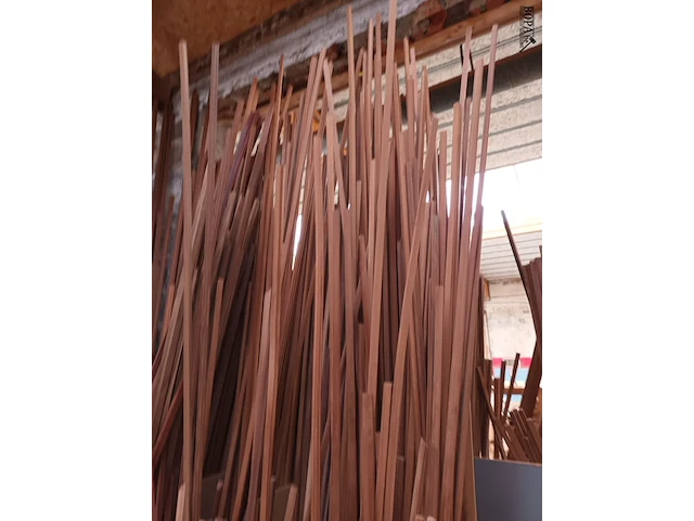 Lot 427 - lot houten hoeklatten en mouluren - afbeelding 4 van  5