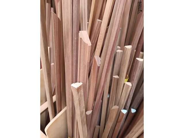 Lot 427 - lot houten hoeklatten en mouluren - afbeelding 5 van  5