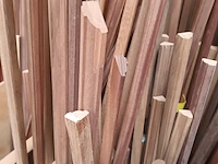 Lot 427 - lot houten hoeklatten en mouluren - afbeelding 5 van  5