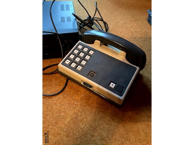 Lot 427 - nokia videospeler/oud telefoontoestel, 3 stuks - afbeelding 4 van  4