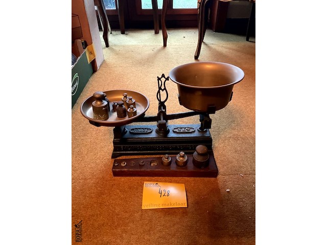 Lot 428 - forge weegschaal met gewichtjes 2 kg, 14 gewichtjes - afbeelding 1 van  4