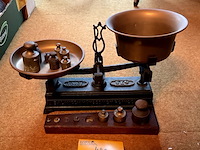 Lot 428 - forge weegschaal met gewichtjes 2 kg, 14 gewichtjes - afbeelding 1 van  4