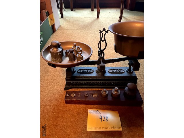 Lot 428 - forge weegschaal met gewichtjes 2 kg, 14 gewichtjes - afbeelding 2 van  4