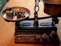 Lot 428 - forge weegschaal met gewichtjes 2 kg, 14 gewichtjes - afbeelding 2 van  4