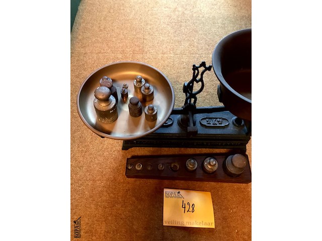 Lot 428 - forge weegschaal met gewichtjes 2 kg, 14 gewichtjes - afbeelding 3 van  4