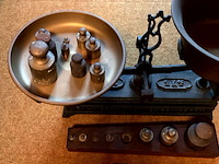 Lot 428 - forge weegschaal met gewichtjes 2 kg, 14 gewichtjes - afbeelding 3 van  4