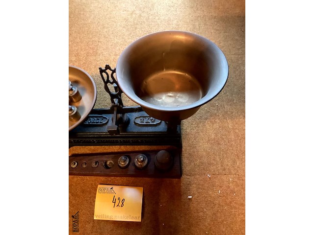 Lot 428 - forge weegschaal met gewichtjes 2 kg, 14 gewichtjes - afbeelding 4 van  4