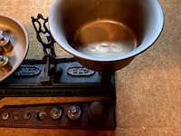 Lot 428 - forge weegschaal met gewichtjes 2 kg, 14 gewichtjes - afbeelding 4 van  4