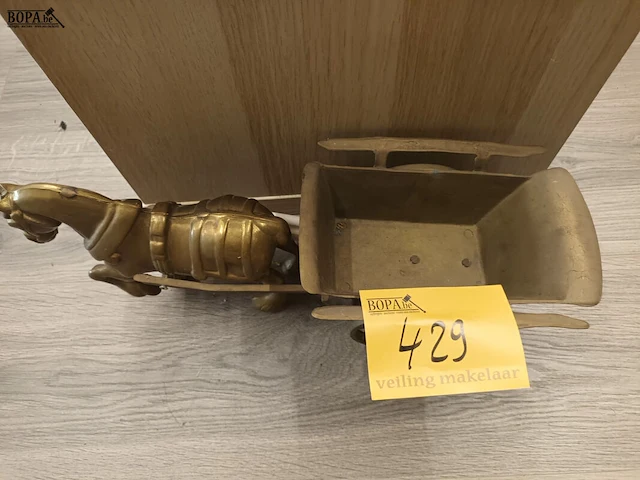 Lot 429 - koperen paard met kar - afbeelding 1 van  5