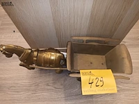 Lot 429 - koperen paard met kar - afbeelding 2 van  5