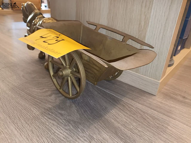 Lot 429 - koperen paard met kar - afbeelding 5 van  5