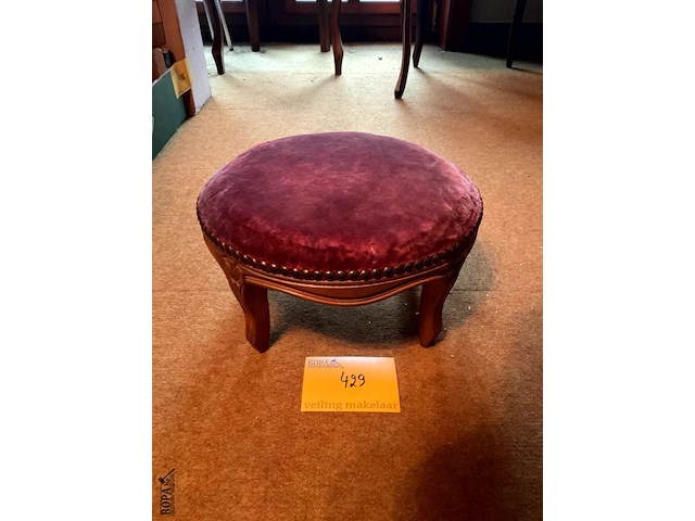 Lot 429 - voetbankje rood fluweel - afbeelding 1 van  3