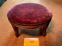 Lot 429 - voetbankje rood fluweel - afbeelding 1 van  3