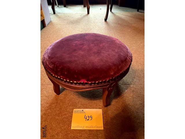 Lot 429 - voetbankje rood fluweel - afbeelding 2 van  3