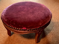 Lot 429 - voetbankje rood fluweel - afbeelding 2 van  3