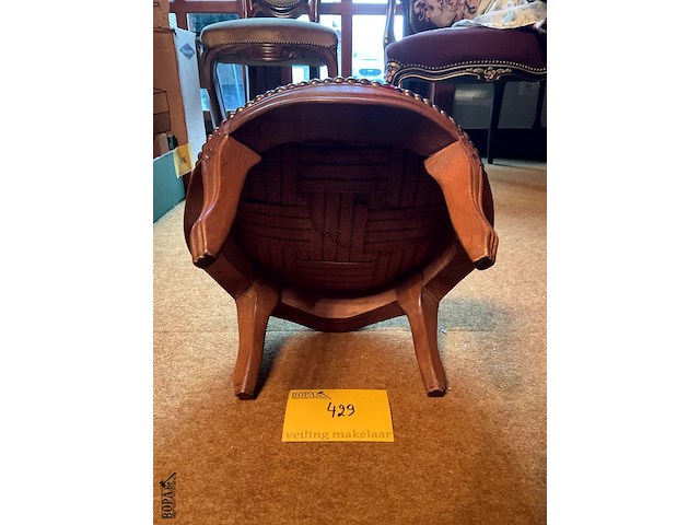 Lot 429 - voetbankje rood fluweel - afbeelding 3 van  3