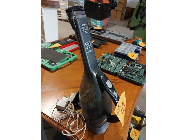 Lot 43 - black dustbuster - afbeelding 2 van  4