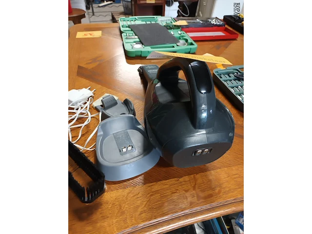 Lot 43 - black dustbuster - afbeelding 4 van  4