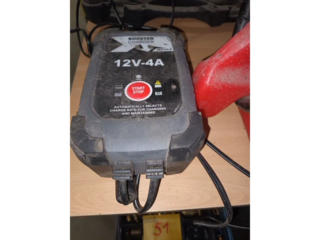 Lot 43 - ceteor booster met charger - afbeelding 2 van  6