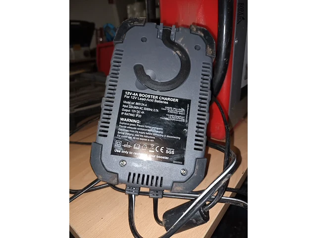 Lot 43 - ceteor booster met charger - afbeelding 6 van  6