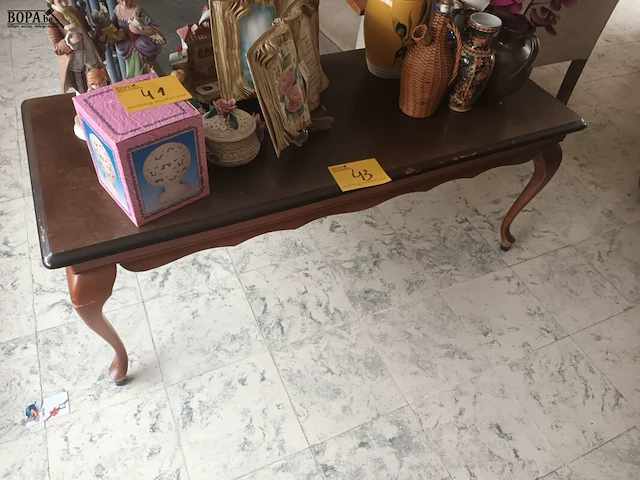 Lot 43 - houten salontafel - afbeelding 1 van  3